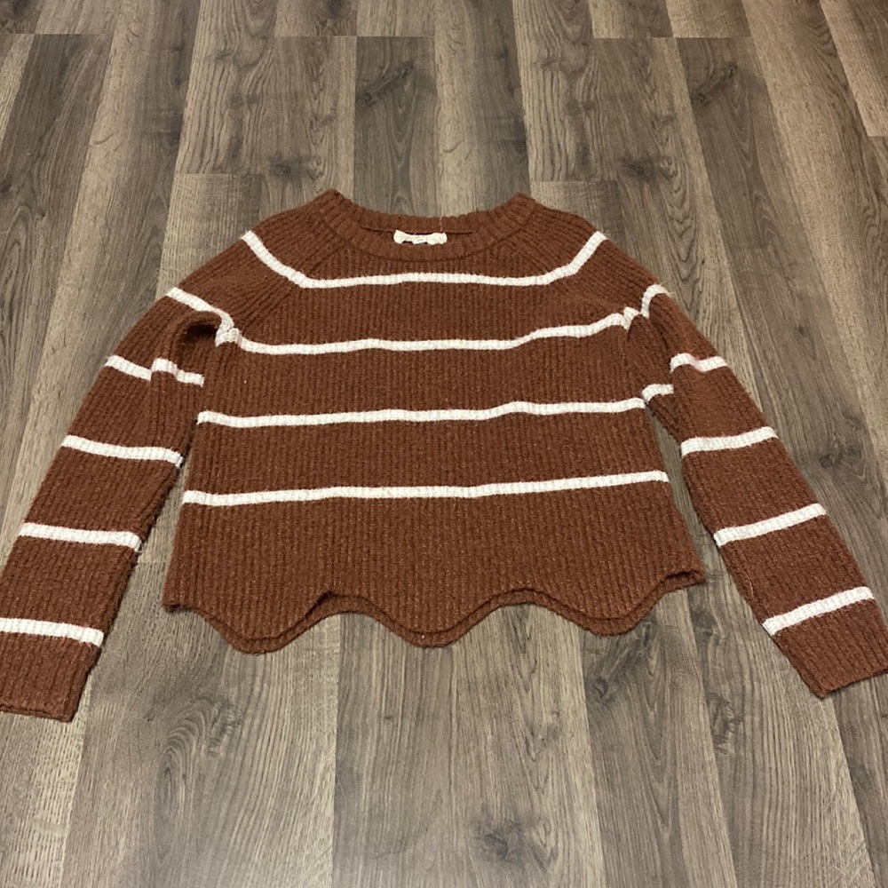 Pinque scallop cropped sweater white stripe